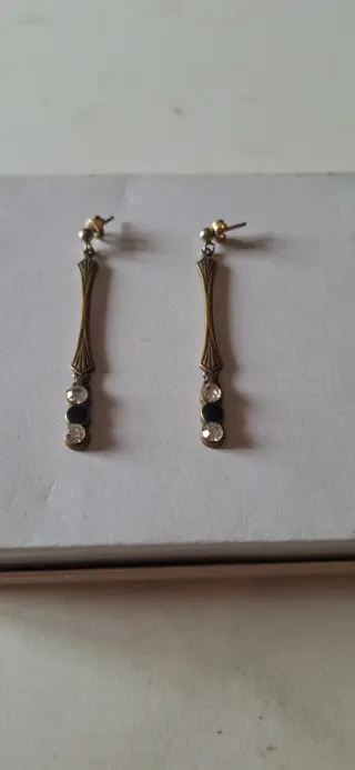 Pendientes largos dorados con piedras