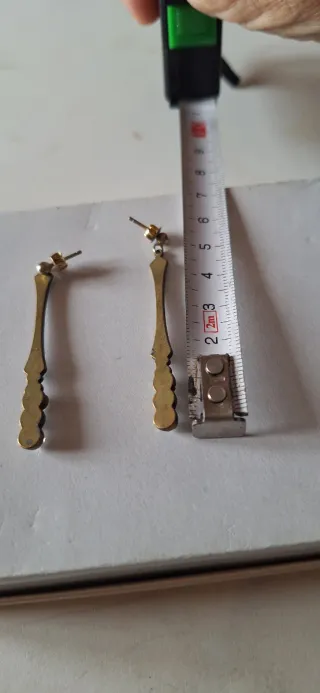 Pendientes largos dorados con piedras