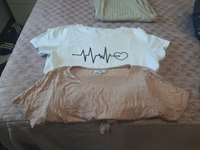 Camisetas blancas y rosas