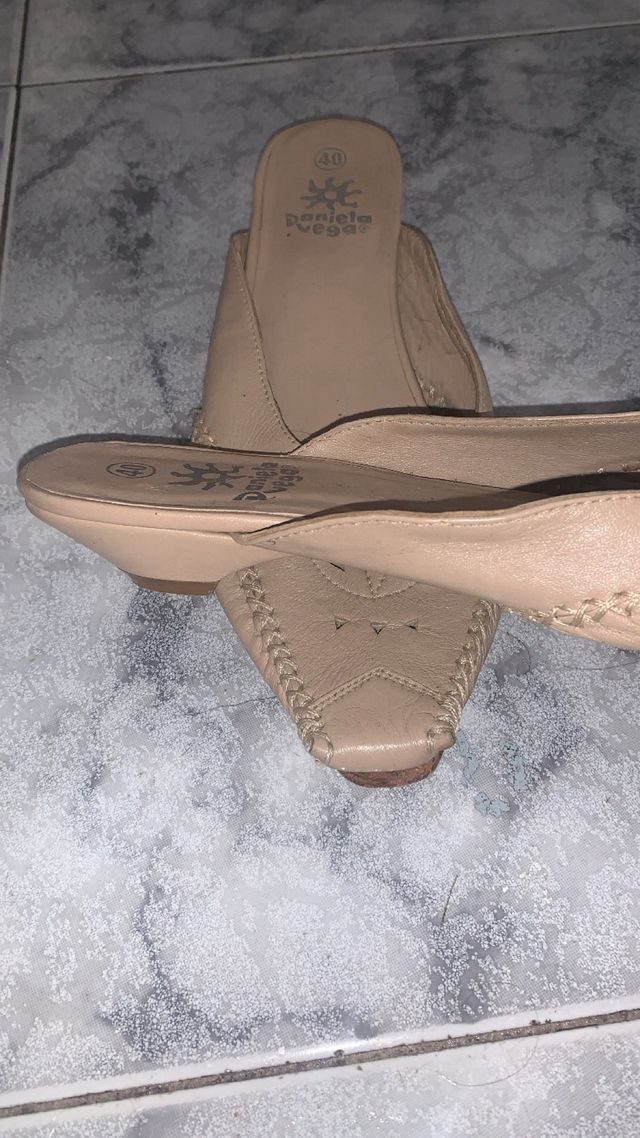 Zuecos Daniele Vega Beige Talla 40