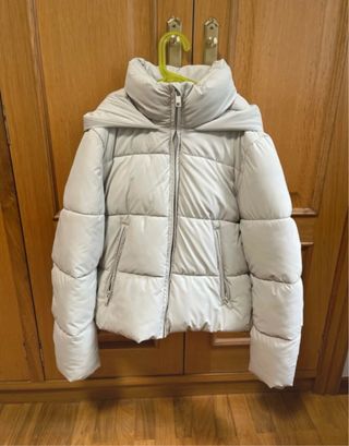 Chaqueta de plumas blanca rota