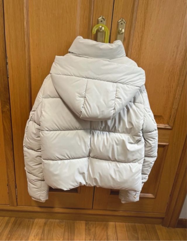 Chaqueta de plumas blanca rota