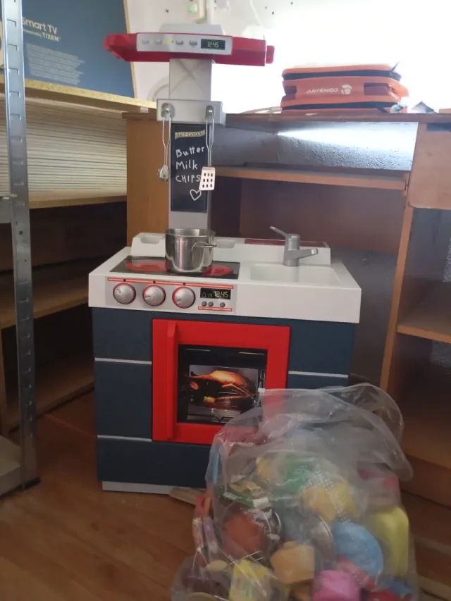 Cocinita de juguete con accesorios