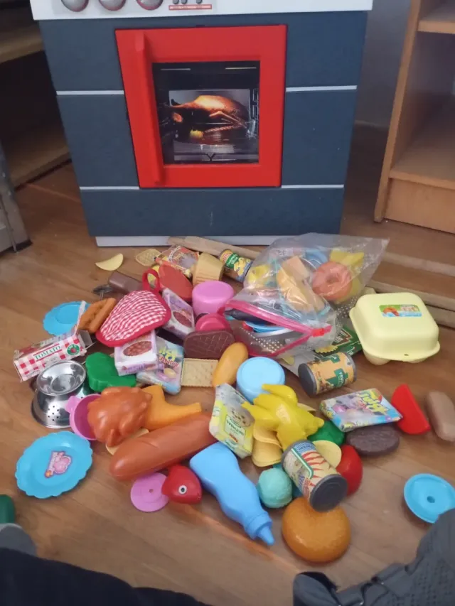 Cocinita de juguete con accesorios