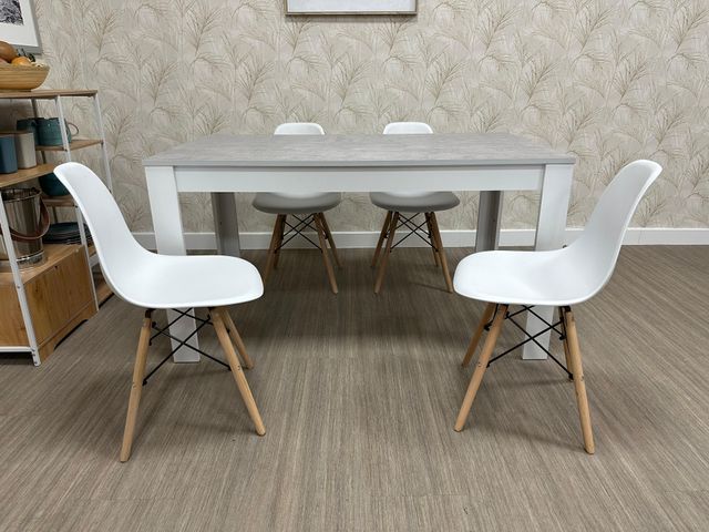 Mesa Comedor Gris y Sillas Blancas