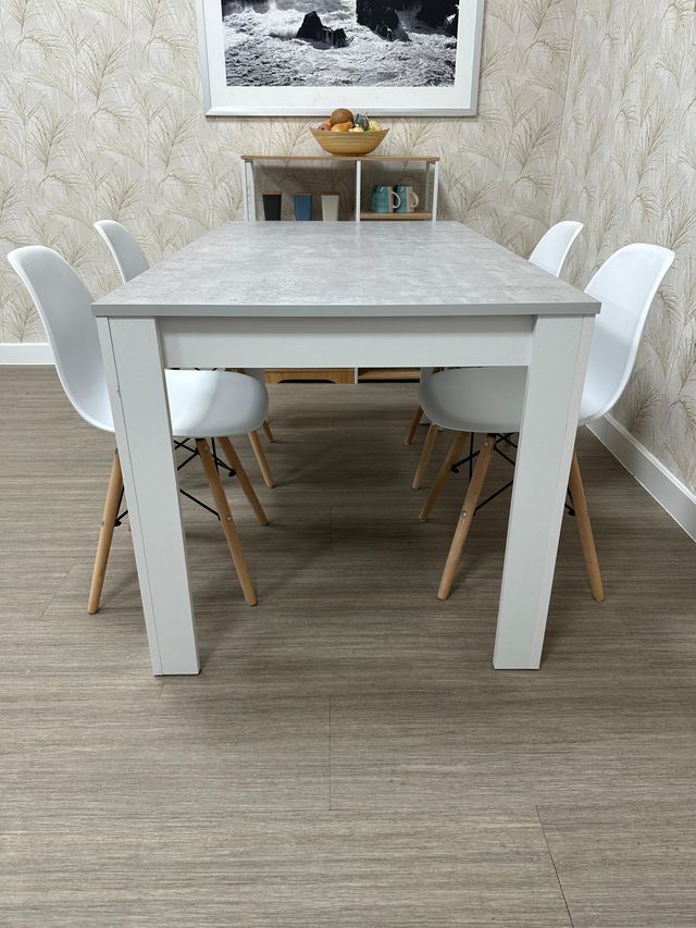 Mesa Comedor Gris y Sillas Blancas