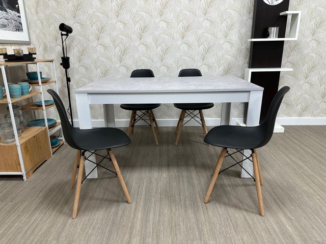Mesa Comedor Gris y Sillas Blancas