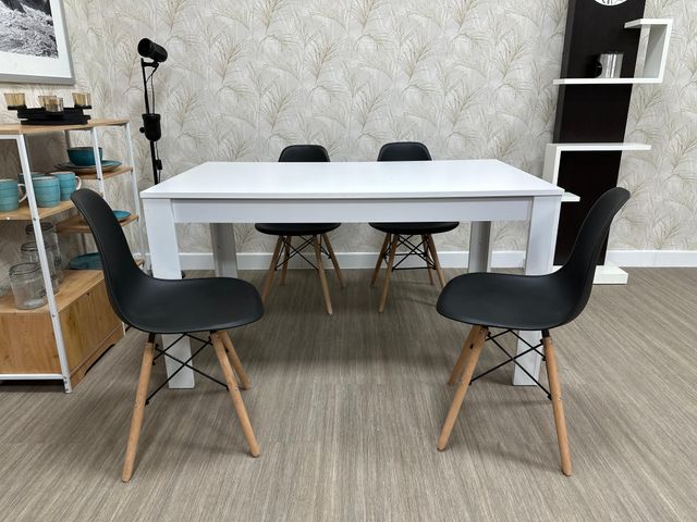 Mesa Comedor Gris y Sillas Blancas