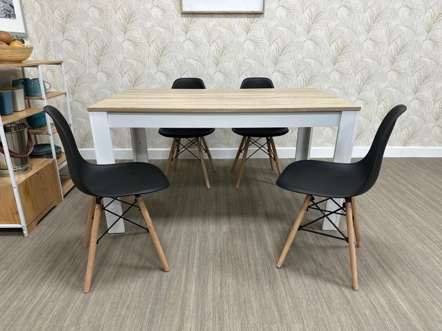 Mesa Comedor Gris y Sillas Blancas