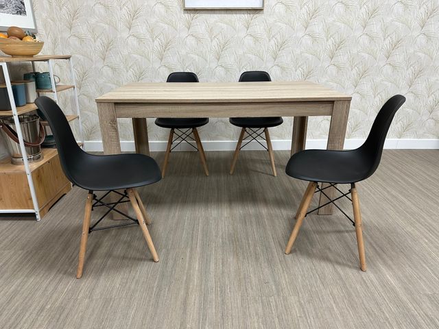 Mesa Comedor Gris y Sillas Blancas