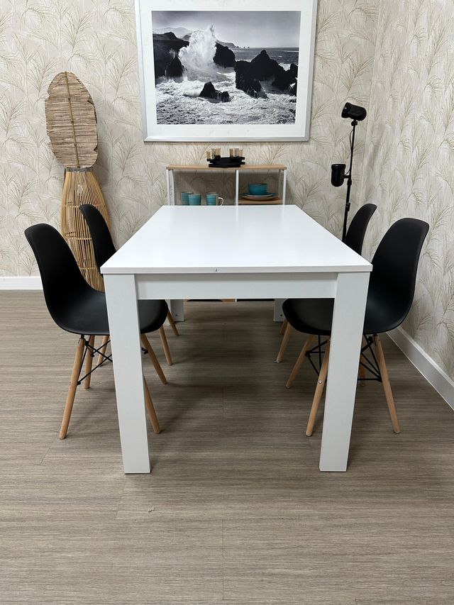 Mesa Comedor Gris y Sillas Blancas