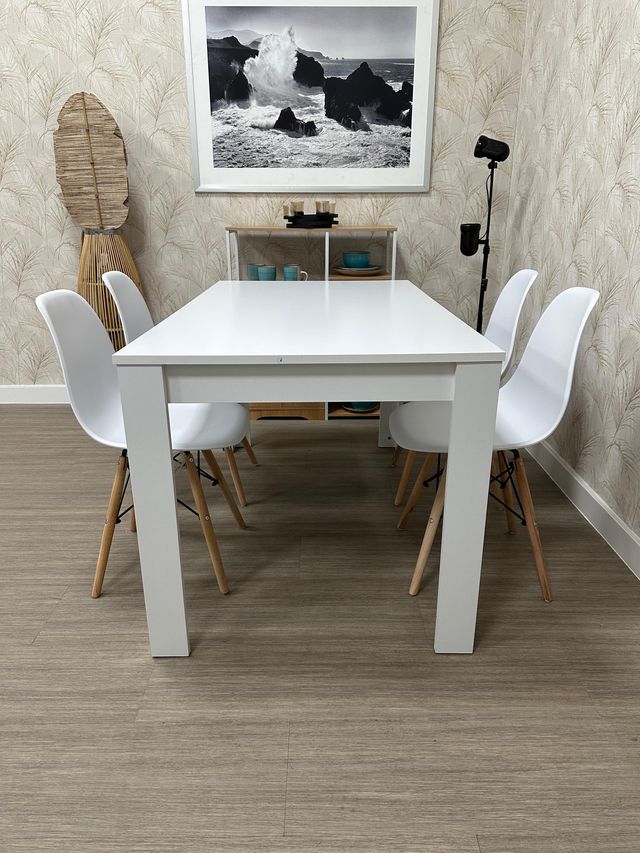 Mesa Comedor Gris y Sillas Blancas