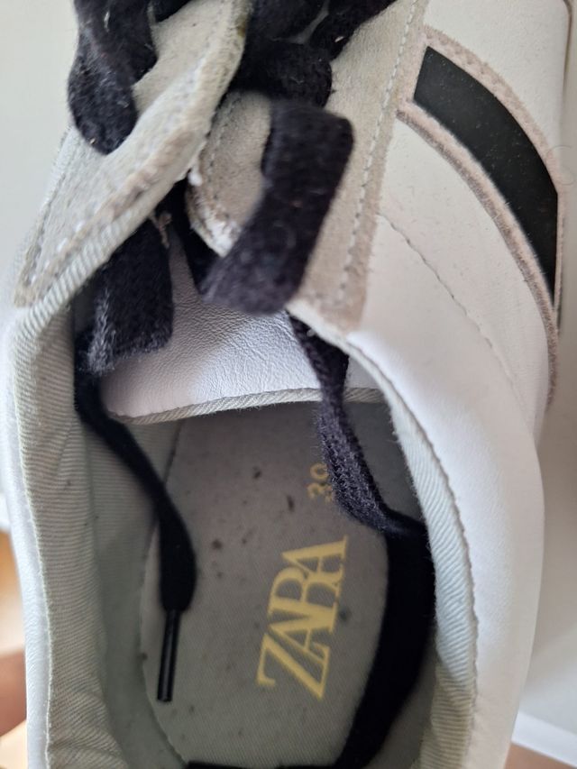 Zapatillas deportivas blancas y grises