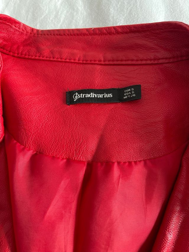 Cazadora roja Stradivarius Talla S