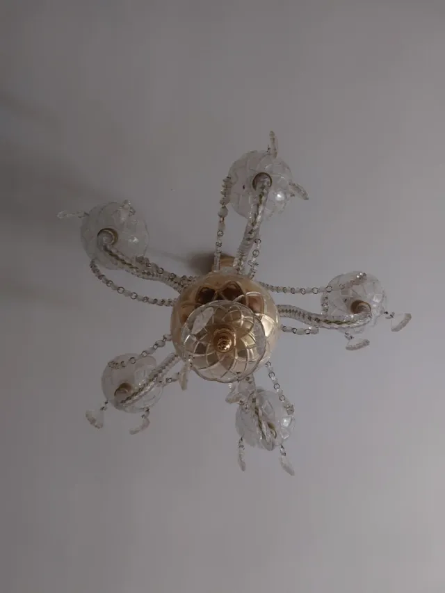 Lámpara de araña de cristal dorada