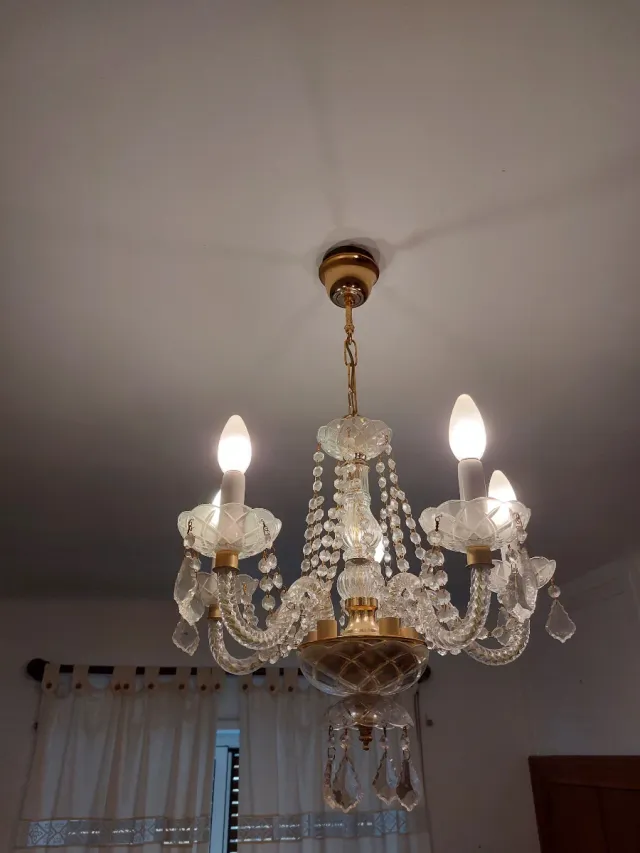 Lámpara de araña de cristal dorada