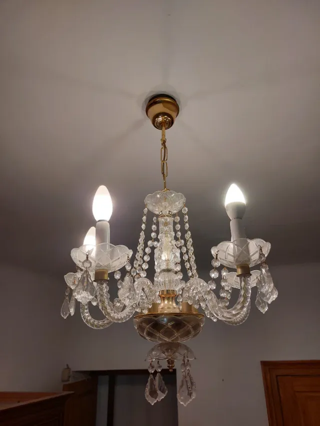 Lámpara de araña de cristal dorada