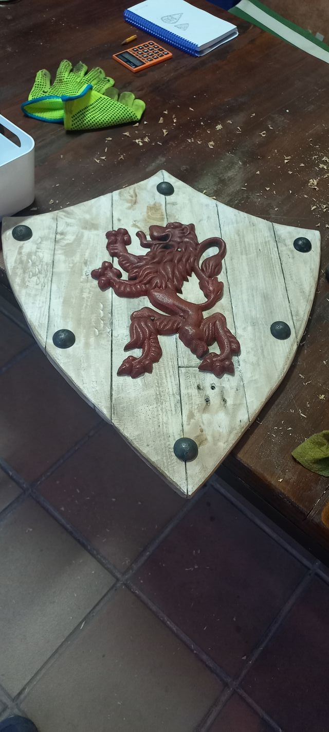 Escudo Hierro y Madera Reino León