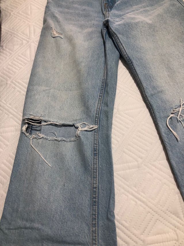 Pantalón vaquero campana desgastado