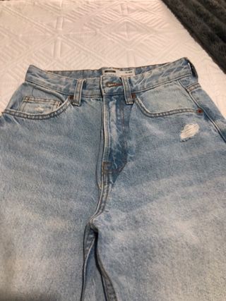 Pantalón vaquero campana desgastado