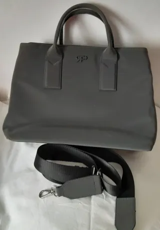Bolso de mano gris y negro