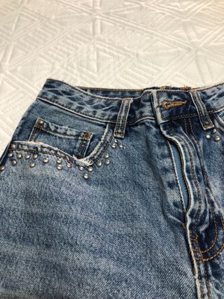 Pantalón vaquero campana con tachuelas