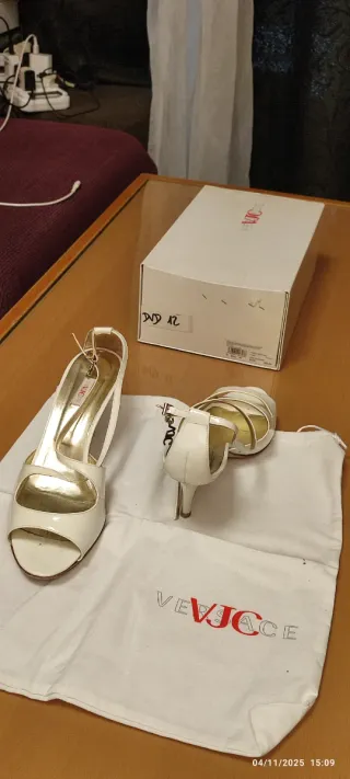 VERSACE Sandalias beij 41 Leé descripción