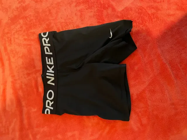 Pantalón corto gym Nike morado