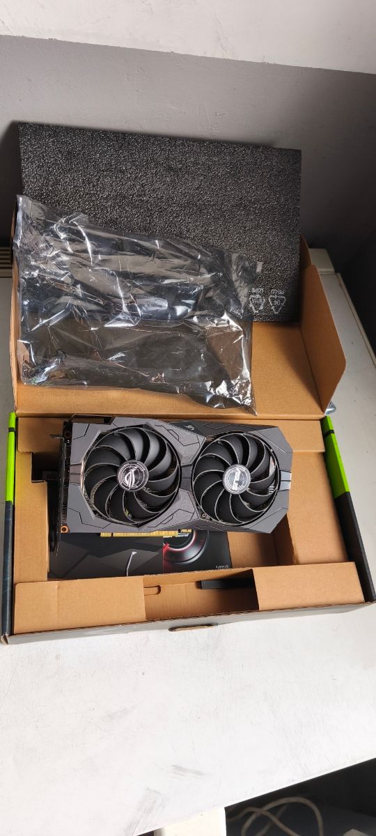 ASUS GeForce GTX 1650 Super Gráfica