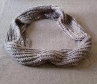 Bufanda redonda plateada y gris