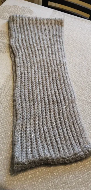 Bufanda redonda plateada y gris