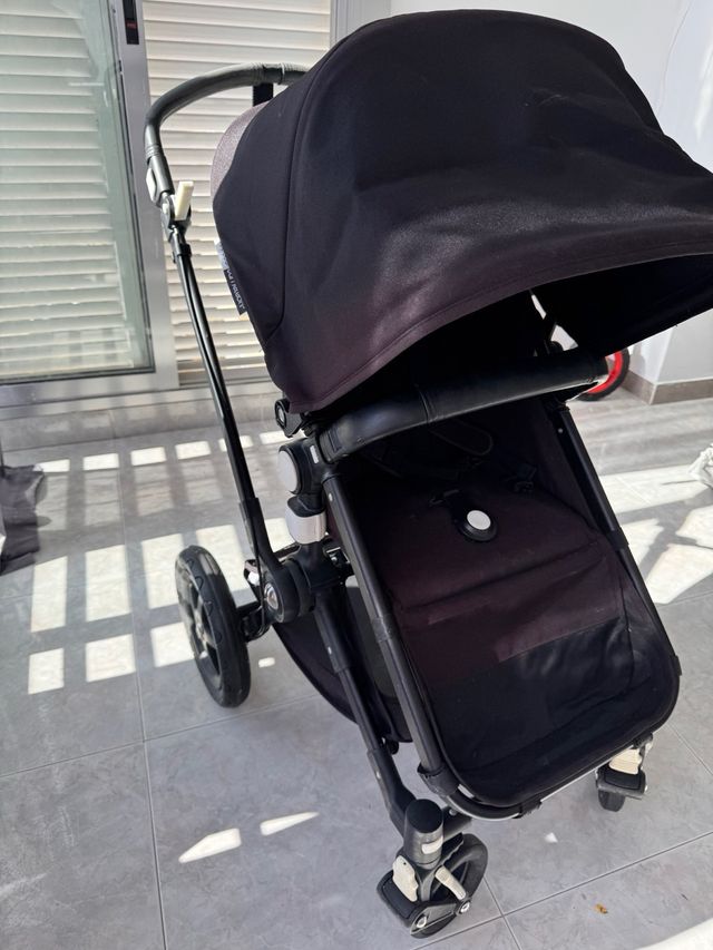 Carrito de bebé negro