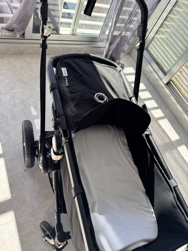 Carrito de bebé negro