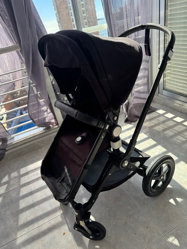 Carrito de bebé negro