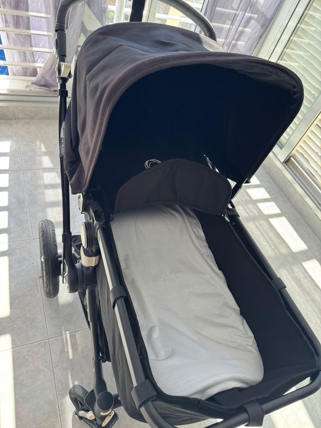 Carrito de bebé negro