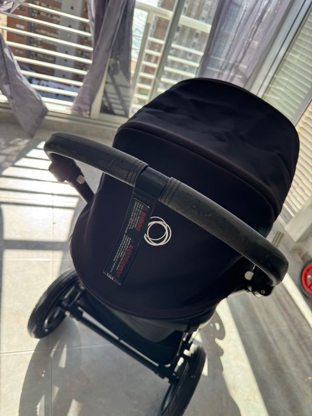 Carrito de bebé negro