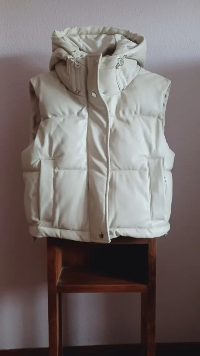 Chaleco acolchado polipiel beige con capucha