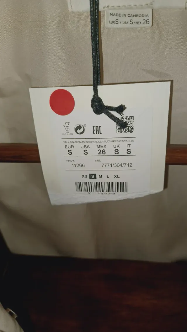 Chaleco acolchado polipiel beige con capucha