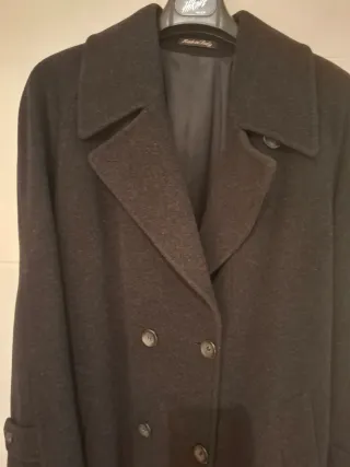 Abrigo gris tipo gabardina oversize en paño