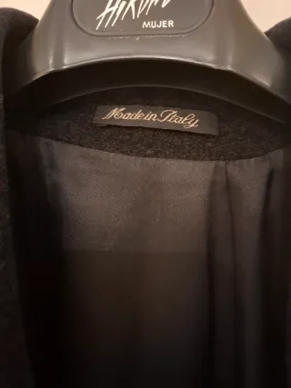 Abrigo gris tipo gabardina oversize en paño