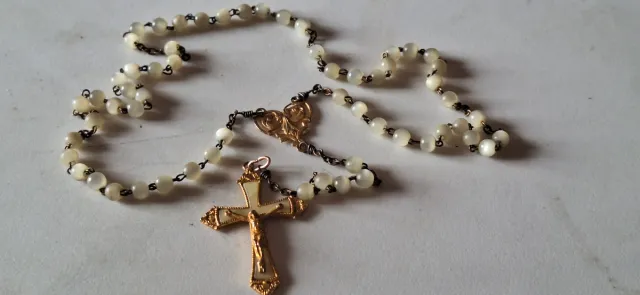 Rosario de nácar y cruz dorada