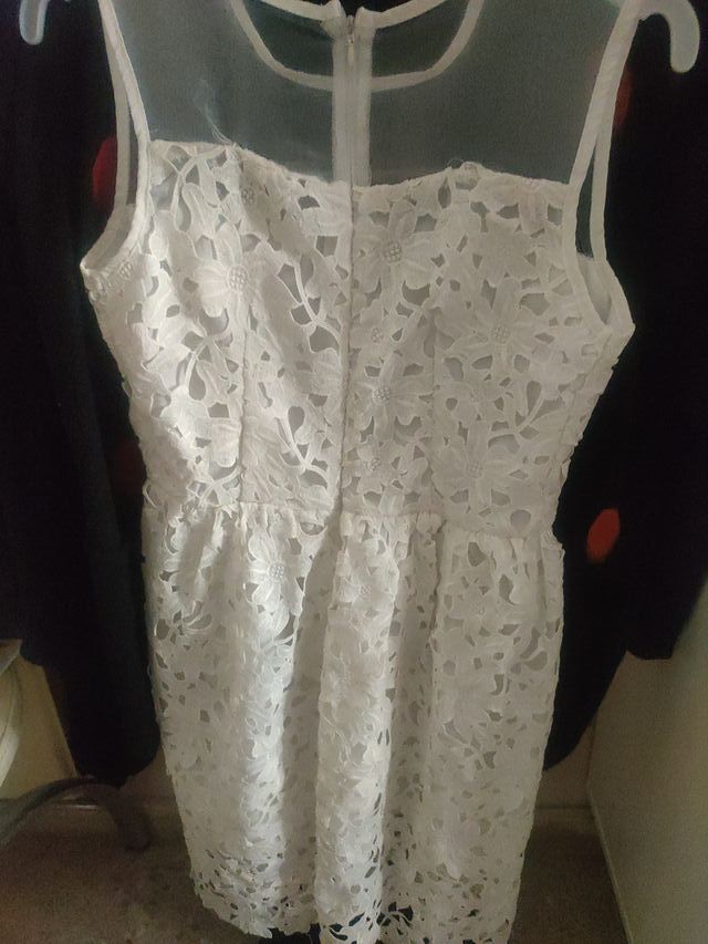 Vestido blanco de encaje evento.