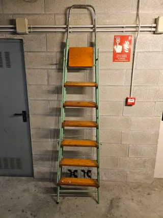 Escalera alta de madera y metal