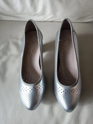 Zapatos de tacón plateados perforados
