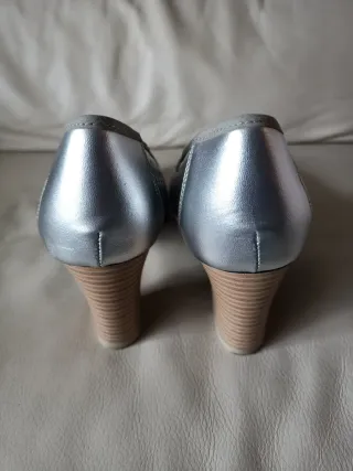 Zapatos de tacón plateados perforados