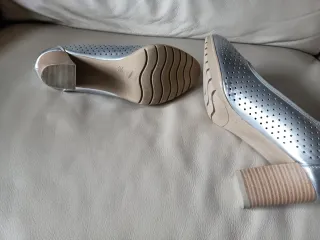 Zapatos de tacón plateados perforados