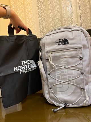 Mochila The North Face Gris y Bolso Negro
