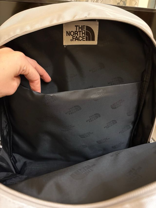 Mochila The North Face Gris y Bolso Negro