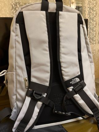 Mochila The North Face Gris y Bolso Negro