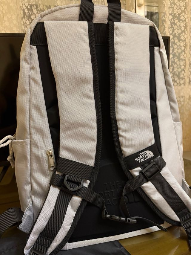 Mochila The North Face Gris y Bolso Negro